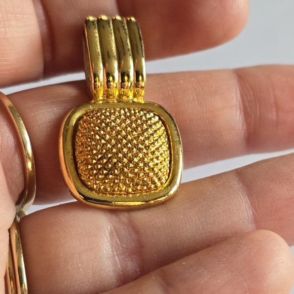 Vintage pendant gold tone slider textured rounded corners square womens - Picture 8 of 9